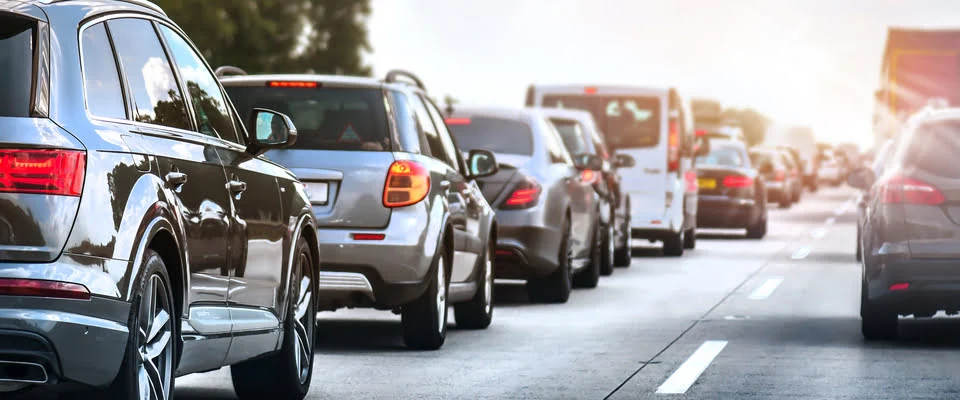 © Krasula - Autos stehen auf der Straße im Stau - © Krasula - Autos stehen auf der Straße im Stau