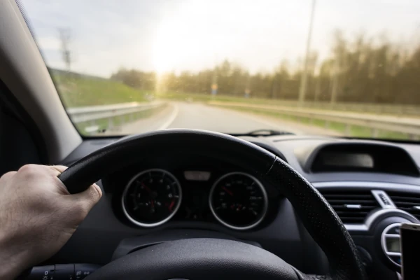 Blick aus einem Auto auf eine Stra&szlig;e, &copy; MakDill/Shutterstock.com