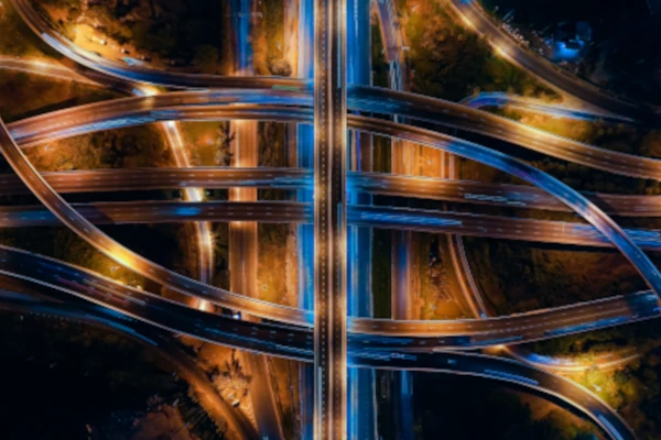 Autobahnkreuz bei Nacht, &copy; AU USAnakul/Shutterstock.com