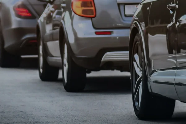 Autos hintereinander auf einer Straße