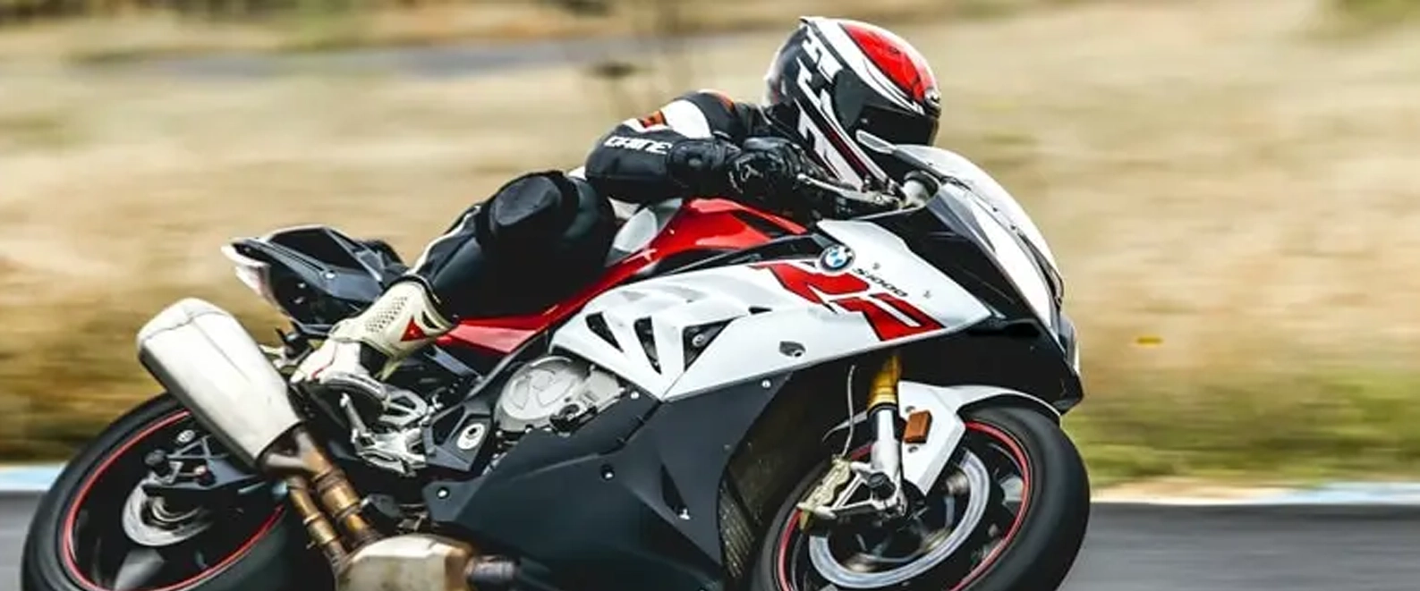 Motorradfahrer dreimal hintereinander geblitzt: Welche Strafe droht?
